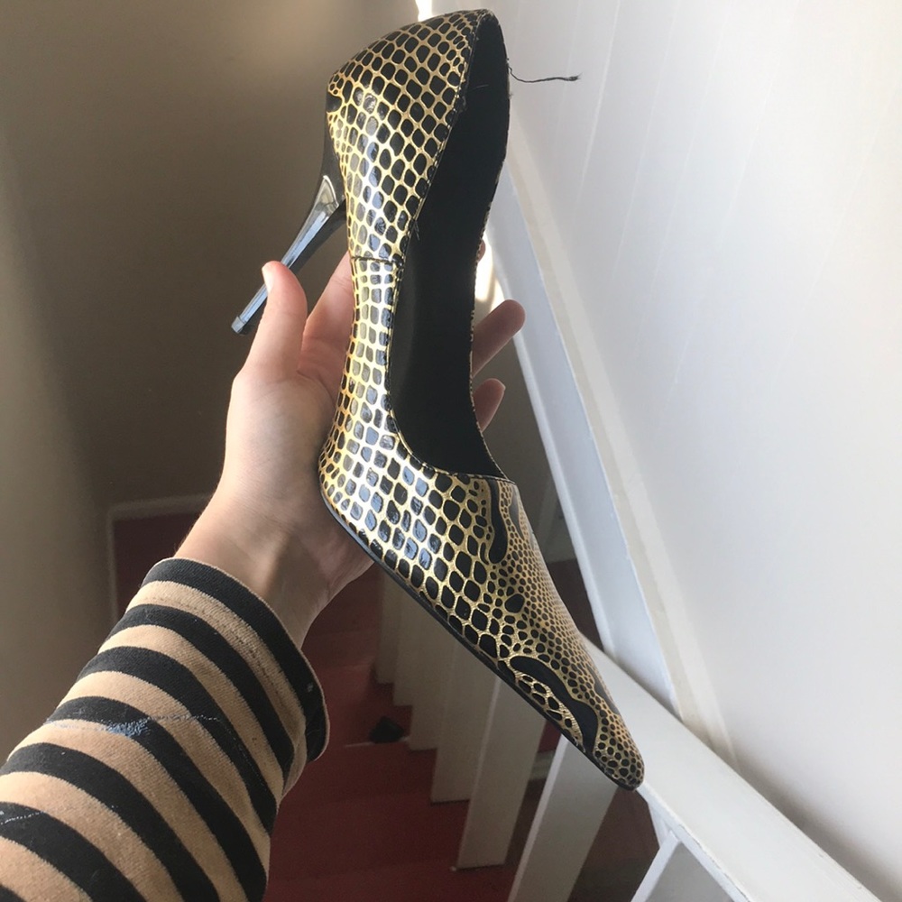 Damita K gold design Pointed toe heels